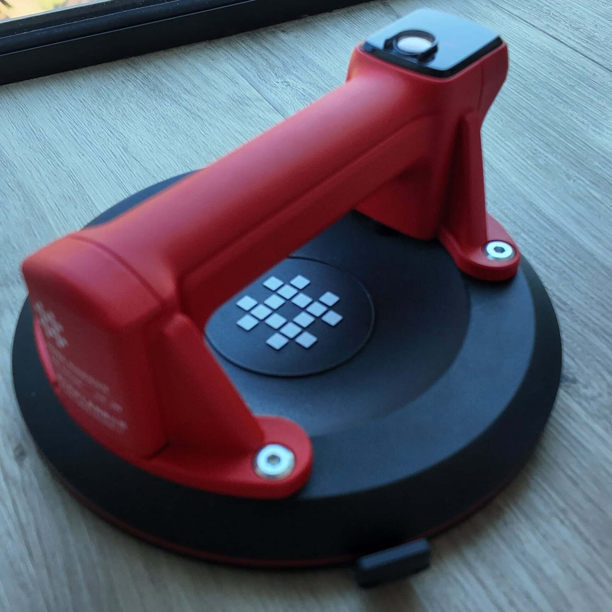 Compact electric vacuum suction cup for precision handling