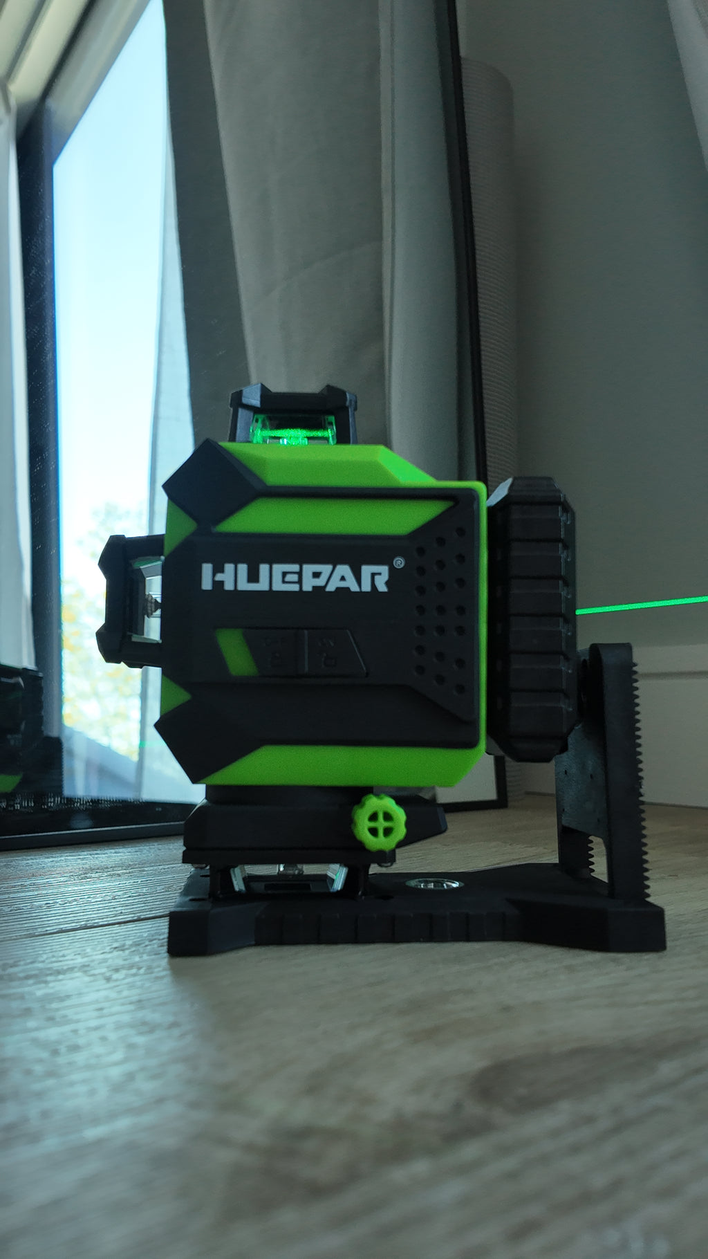 Huepar 704CG 4x360° Green Laser Level – Bluetooth Self-Leveling Tool