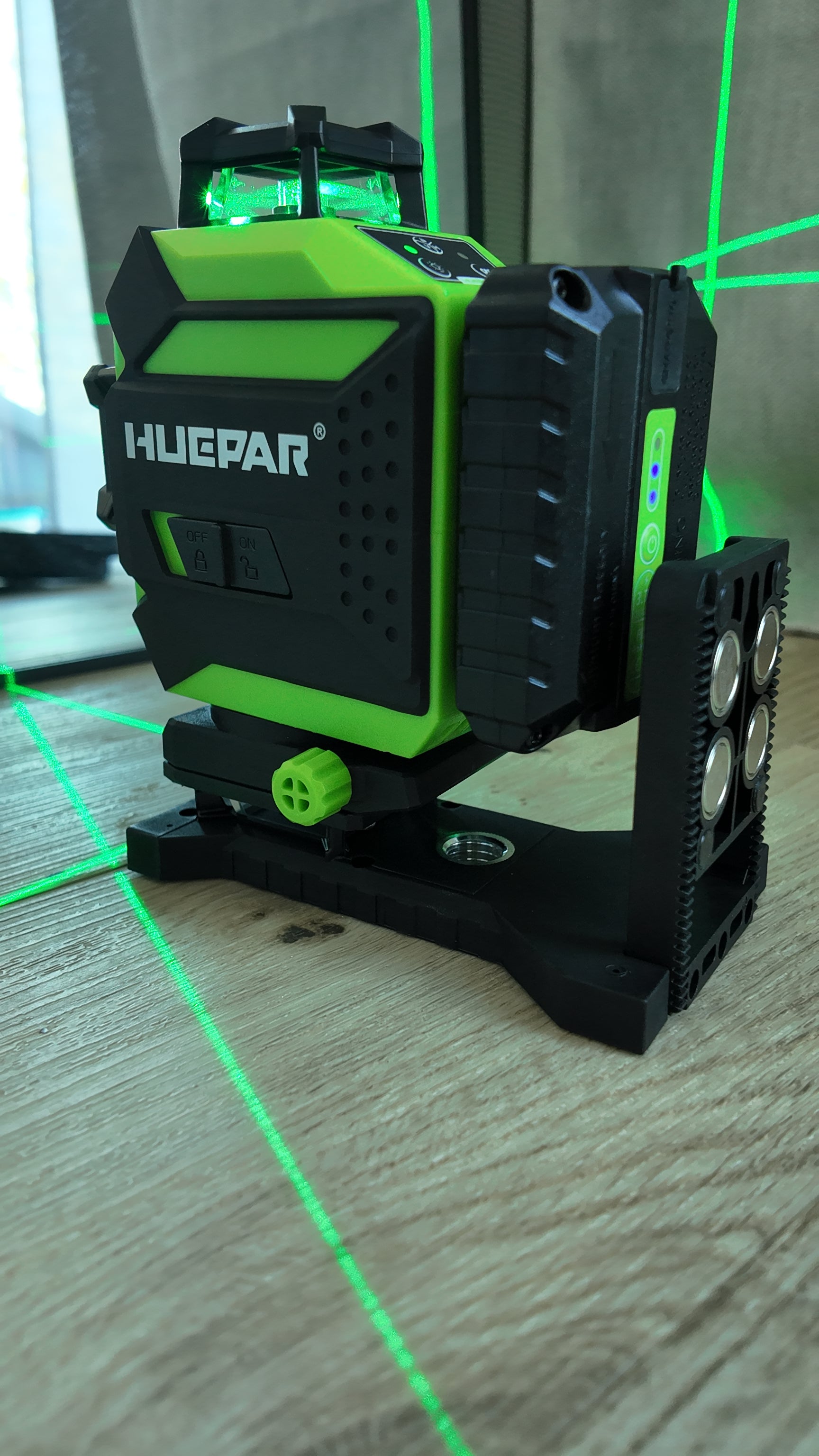 Huepar 704CG 4x360° Green Laser Level – Bluetooth Self-Leveling Tool