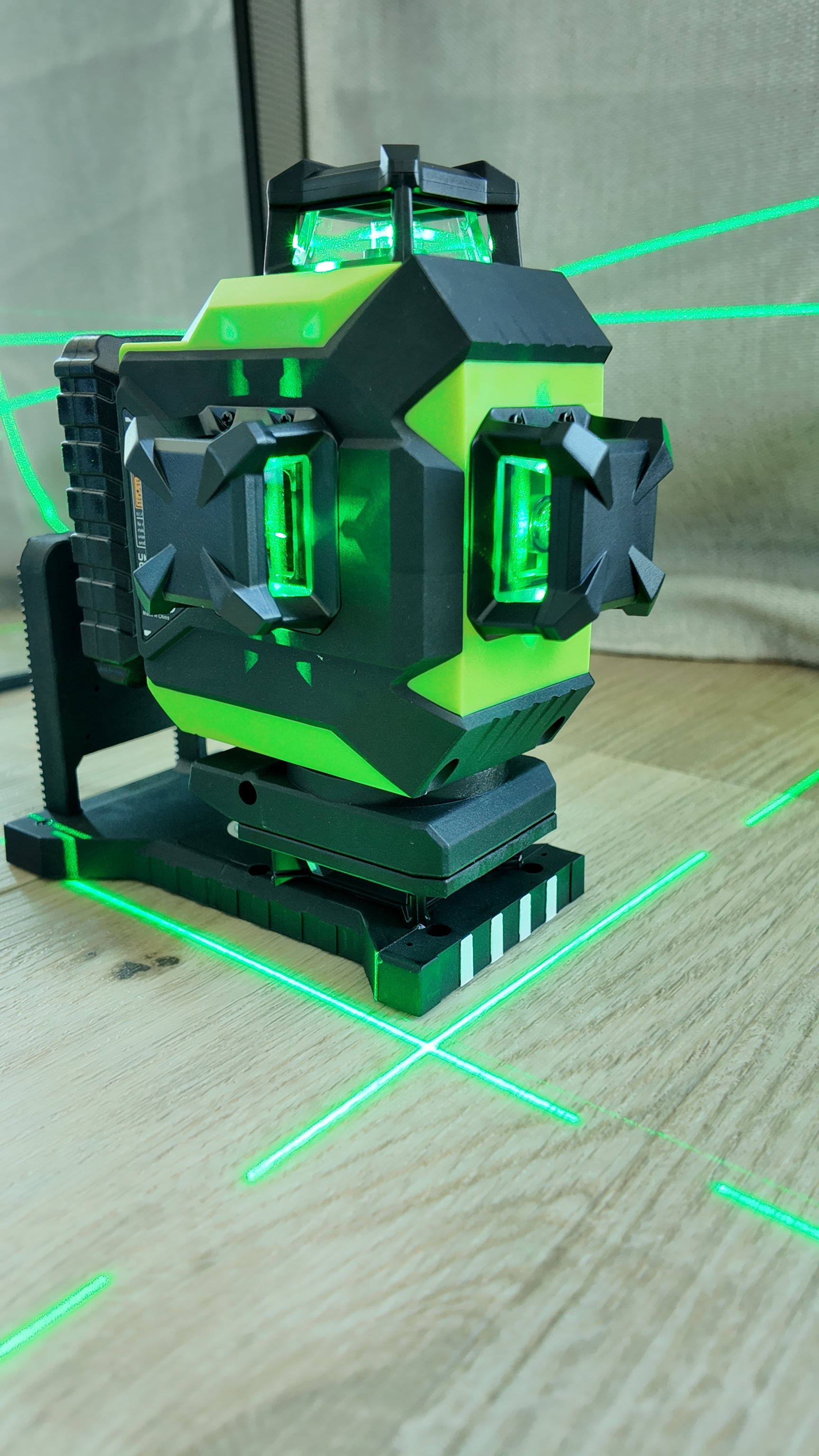 Huepar 704CG 4x360° Green Laser Level – Bluetooth Self-Leveling Tool