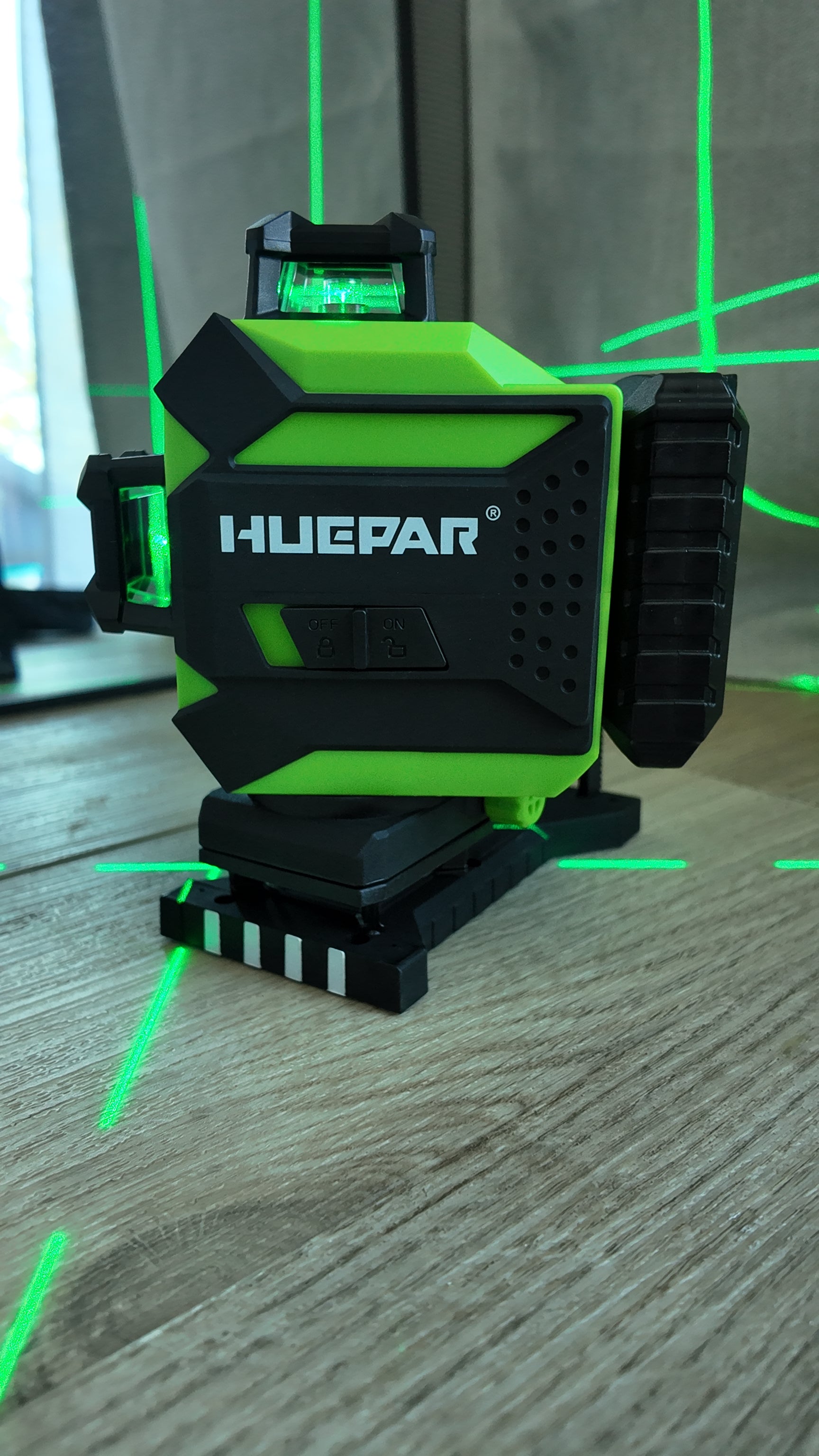Huepar 704CG 4x360° Green Laser Level – Bluetooth Self-Leveling Tool